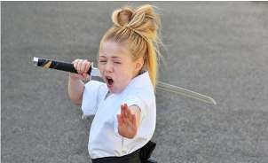 英国达人秀杰西9岁武术神童照片  杰西获117项武术大奖图