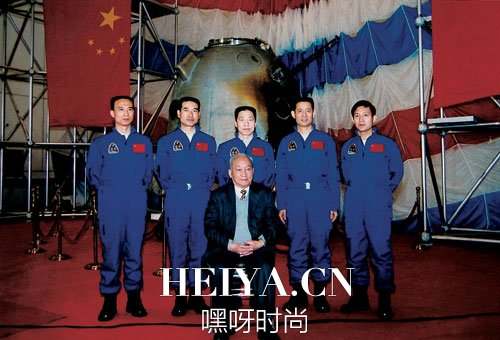 神舟五号载人飞船发射成功后，梁思礼与杨利伟等5名中国航天员合影。