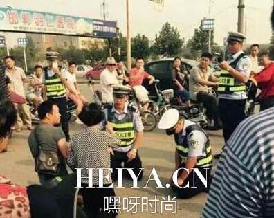 河北邯郸冀D8786车主是谁背景资料照片   邯郸交警大妈下跪照片